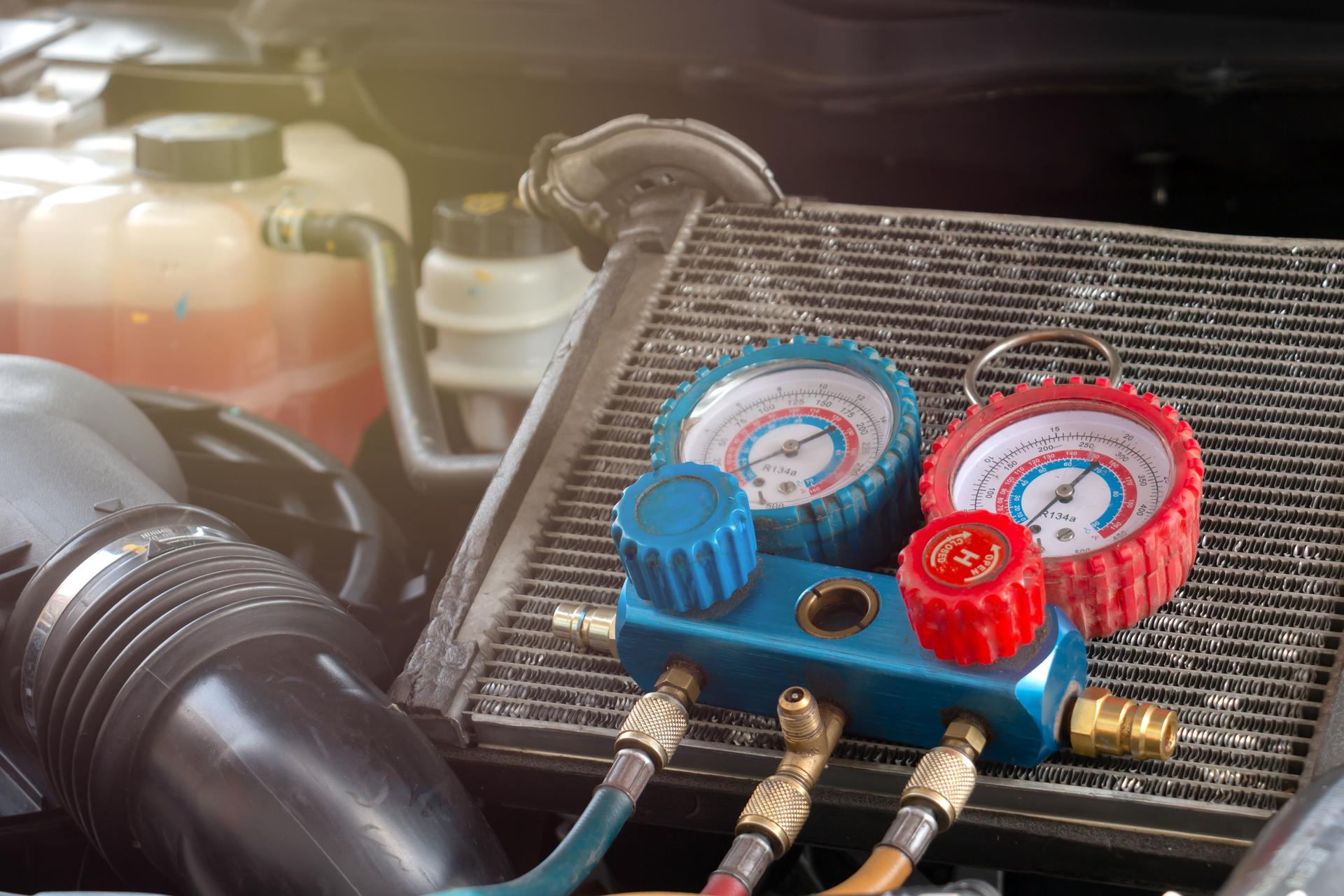 Vérifier la recharge du réfrigérant du système de climatisation de voiture