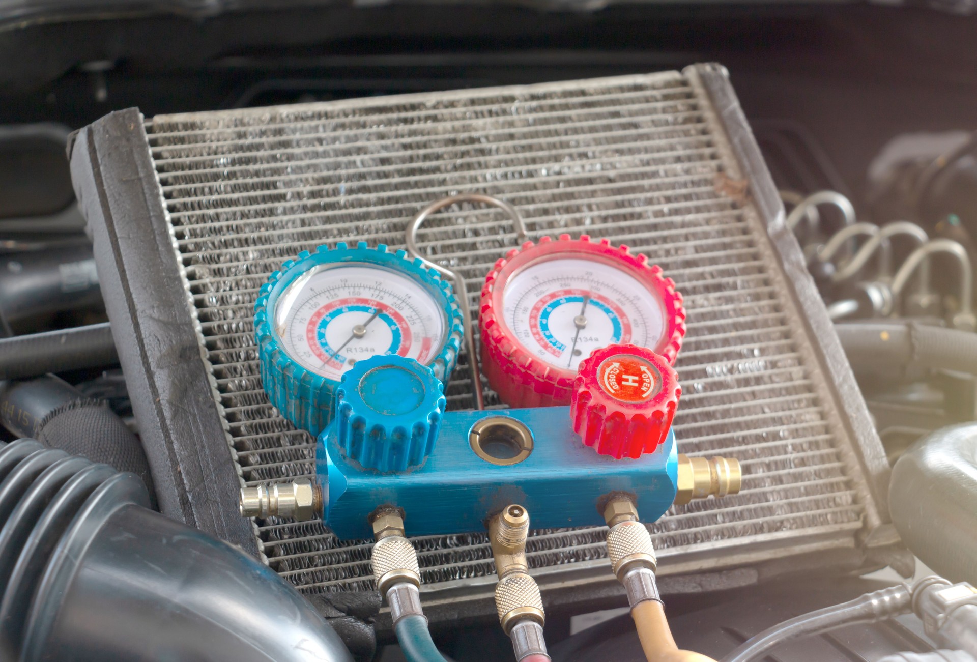 Vérifier la recharge du réfrigérant du système de climatisation de voiture