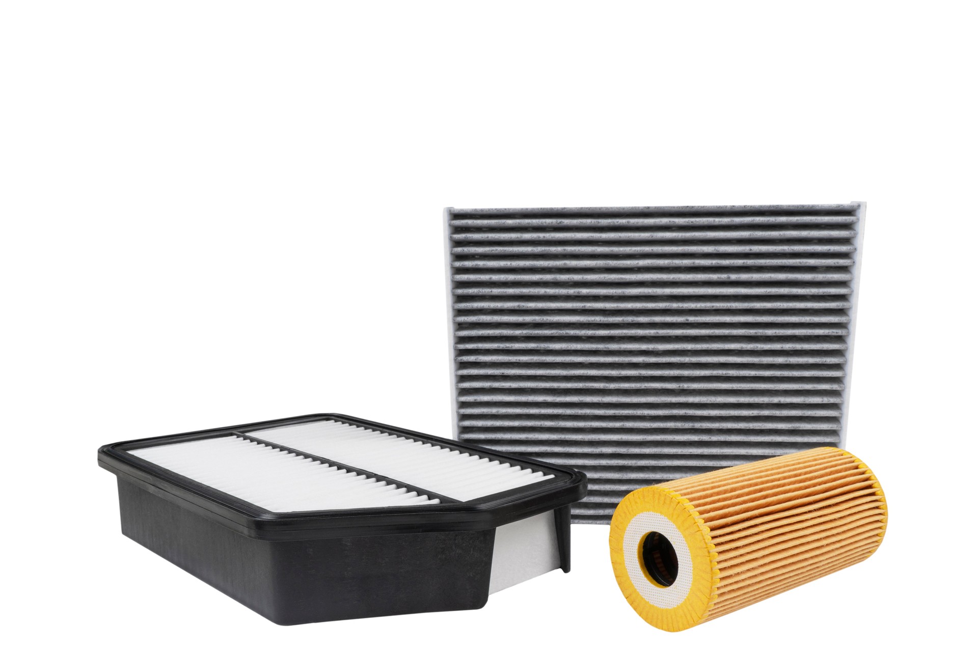 Filtre à huile, filtre à air et filtre de cabine isolés sur fond blanc avec chemin de découpage. Pièces de rechange d’une voiture d’isolement. Pièces de rechange de qualité pour le service de voiture ou l’entretien. Accessoires de pièces auto