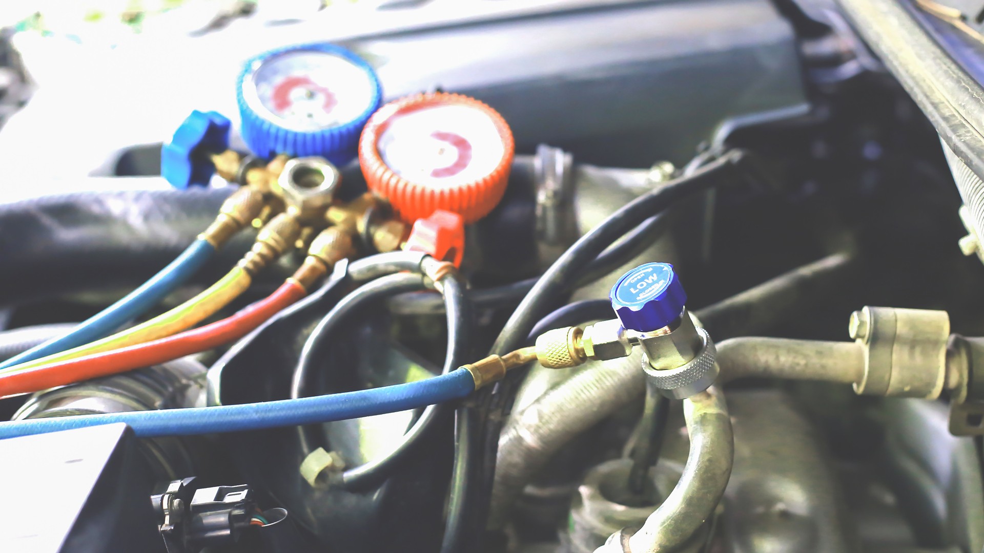 Service de vérification du climatiseur de voiture, détection des fuites, réfrigérant de remplissage. Dispositif et compteur de refroidissement liquide dans la voiture par des techniciens spécialisés.